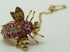 14k gold brooch/ pendant in the form of a bee set with diamonds and rubies, 3.6g