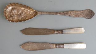Victorian hallmarked silver berry spoon, London 1886 maker George Unite & Sons, weight 69g