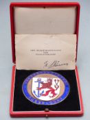 German Landeshauptsadt Dusseldorf commemorative enamel medal with card from the Mayor, diameter of