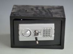 Yale key and code safe suitable for ammunition or handguns, 31x20x20cm.