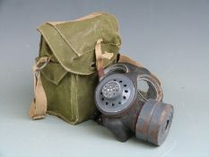 British Army WWII respirator number 4 MK2 with haversack dated 2/44