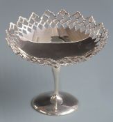 George V Mappin & Webb hallmarked silver pedestal bon bon dish with pierced border, London 1914,