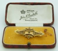 Victorian brooch set with a diamond, with glass compartment verso, Birmingham 1898, in original box,