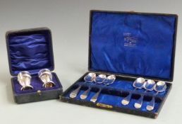 Cased set of hallmarked silver teaspoons and a cased hallmarked silver salt and pepper, weight 140g