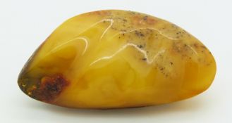 An amber brooch, 9.1g