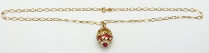 A 9ct gold chain with a silver gilt enamel egg pendant, 3.2g