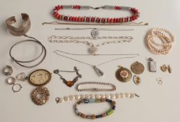 A collection of jewellery including a 9ct gold heart locket (1.35g), silver gilt medallion, enamel