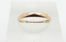 A 9ct gold wedding ring/band, size J, 1.6g.