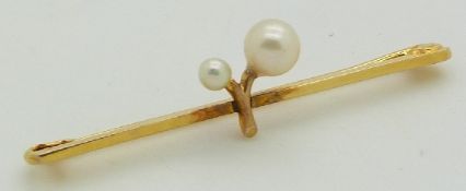 A 9ct gold brooch set with two pearls, 1.9g