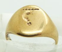A 9ct gold signet ring, size F, 3.6g.