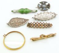 A 9ct gold locket, gold brooch (0.9g), silver brooches etc