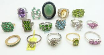 Fourteen silver rings set with emeralds, quartz, sapphires etc