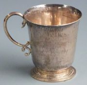 George V Reynell Oswald Huyshe Arts and Crafts hallmarked silver cup with hammered finish, London