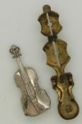 A set of sovereign scales and a novelty vesta in the form of a violin