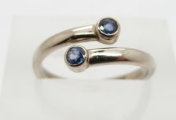 An 18ct white gold ring set with two sapphires, 3.2g