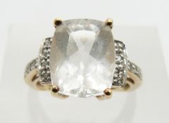 A 9ct gold ring set with quartz, size J, 2.8g.
