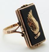 A 9ct rose gold ring set with oynx, 3.1g, size L/M