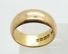 An 18ct gold wedding band, 13.5g. size S