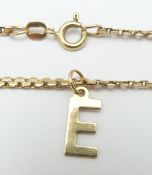 A 9ct gold necklace/ chain with a 9ct gold letter E pendant, 6.6g