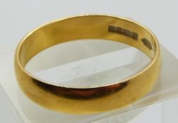A 22ct gold wedding band/ ring, size U, 4.4g.