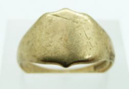 A 9ct gold signet ring, size S, 4.24g.