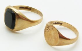 A 9ct gold signet ring and a 9ct gold signet ring set with onyx, 6.2g.