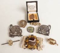A banded agate buckle, two citrine brooches, an Art Nouveau buckle, silver brooch, Victorian locket,