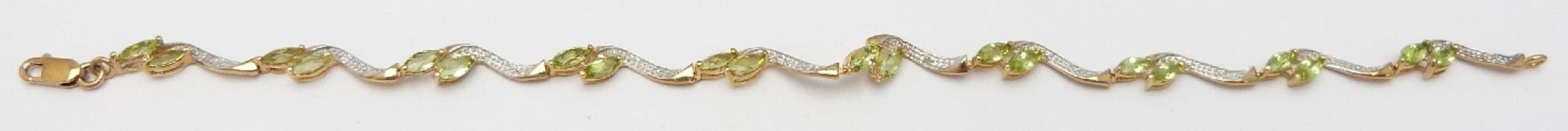 A 9ct gold bracelet set with peridot and diamonds, 4.0g