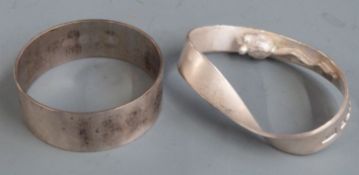 Walter Vernon modern hallmarked silver novelty band with mouse together with a napkin ring, both