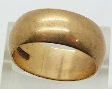 A 9ct gold wedding band/ ring, 8.7g, size T