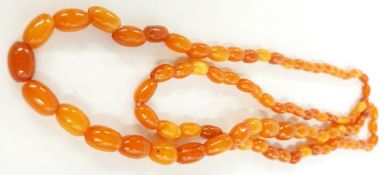 A Baltic amber beaded necklace, 19g