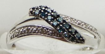 A 9ct white gold ring set with blue and clear diamonds, 2.0g, size M
