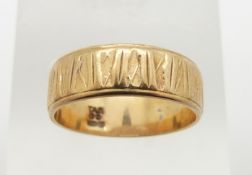 A 9ct gold wedding band with textured detail, size L, 2.9g.
