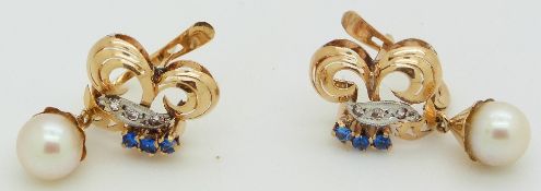 A pair of 9ct gold earrings set with a pearl to each, 3.6g
