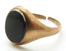 A 9ct gold signet ring set with onyx, 3g