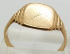 A 9ct gold signet ring, size W, 3.5g.