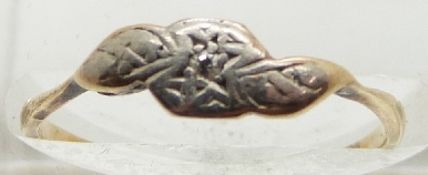 An 18ct gold ring set with a diamond, 1.1g, size K