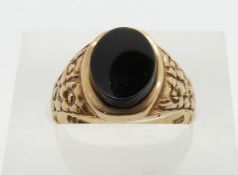 A 9ct gold ring set with onyx, size M, 2.6g.