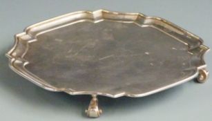 George V Goldsmiths & Silversmiths Company hallmarked silver salver with shaped edge and raised on