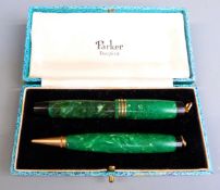 Parker Duofold fountain pen and propelling pencil set with marbled green finish, in original case