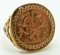 9ct gold ring with faux sovereign face, size T, 3.6g