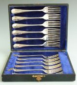 Cased set of 12 Edward VII Walker & Hall hallmarked silver rat tail pattern dinner forks, London