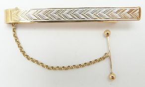 A 9ct gold tie clip with textured decoration, 7.6g