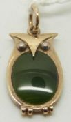 A 9ct gold owl pendant set with nephrite jade, 2 x 1cm, 2.6g