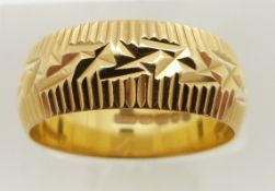 An 18ct gold wedding band with textured decoration, size N, 5.6g.