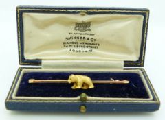 A 15ct gold brooch depicting a bear (5.3g), in Skinner and Co box