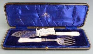 Goldsmiths & Silversmiths Company Ltd cased Edward VII hallmarked silver mother of pearl handled