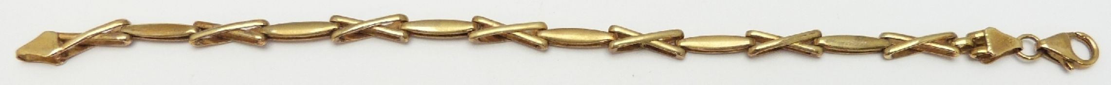 A 9ct gold bracelet made up of cross and elongated links, 6.3g