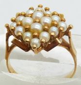 An 18ct gold ring set with pearls,4.2g, size N