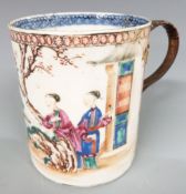 Chinese 18th/ 19thC tankard depicting court scenes, 13cm tall